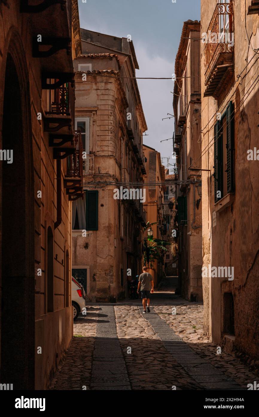 Typische schmale Steinstraße im historischen Zentrum von Tropea in Kalabrien, Süditalien. Stockfoto
