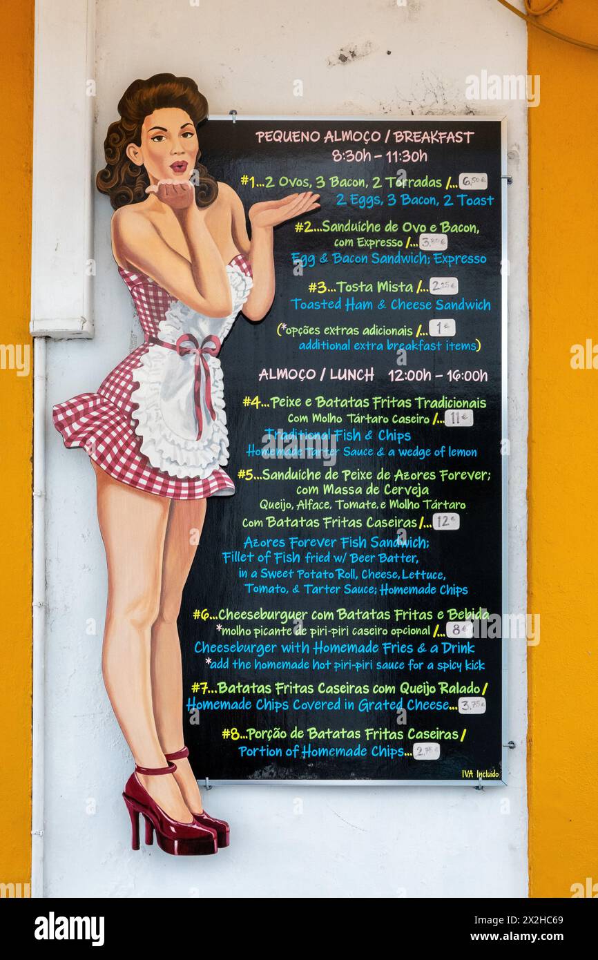 Azores Forever - Snack Bar Menü Board vor Einem Restaurant in Ponta Delgada, Azoren, Portugal Pin Up Girl im Stil der Dreiziger Jahre, 13. April 2024 Stockfoto
