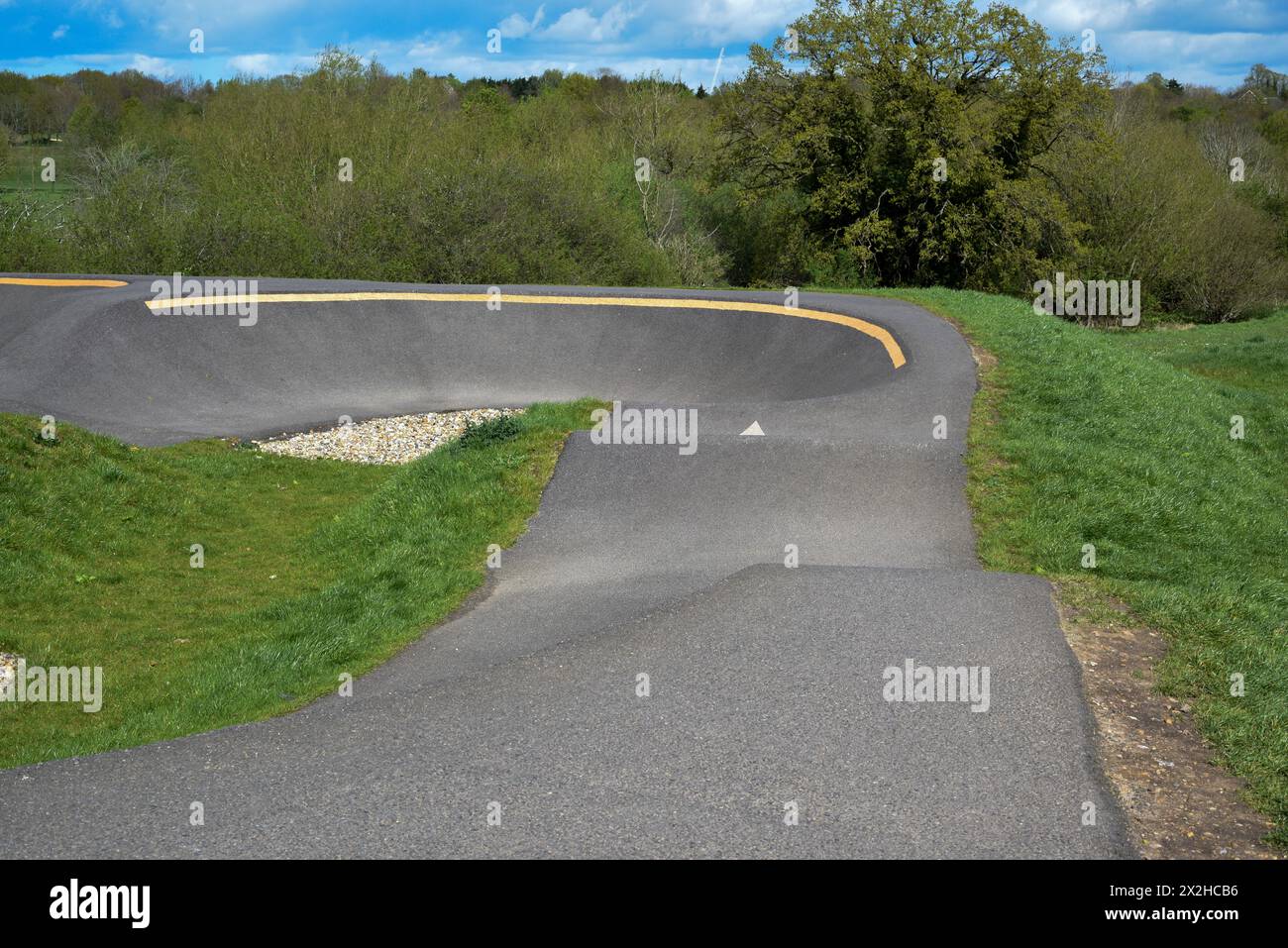 Fahrradstrecke für bmx- oder Mountainbikes mit Sprüngen und Kurven, um auf glattem Untergrund für Sport- und Rennveranstaltungen zu radeln Stockfoto