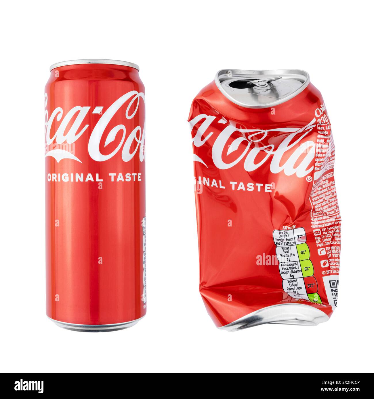 Coca Cola Erfrischungsgetränk Dose, neu und zerdrückt, Vorderansicht isoliert auf weißem Hintergrund Stockfoto