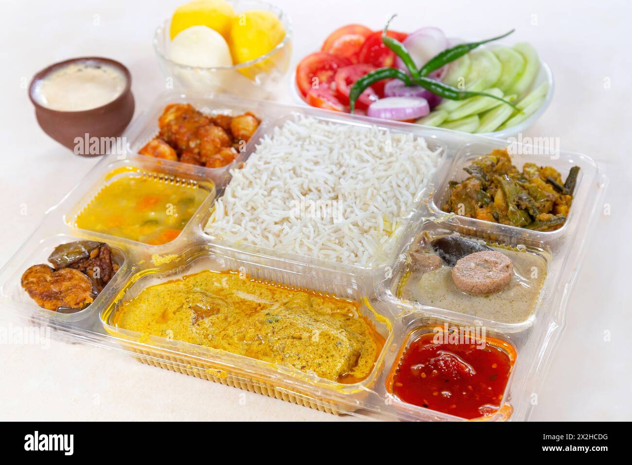 Indisches bengalisches gemischtes Thali-Gericht mit vegetarischen und nicht-vegetarischen Gerichten, bestehend aus reinem Reis, Gemüsegerichten und scharfem Fischcurry. Stockfoto