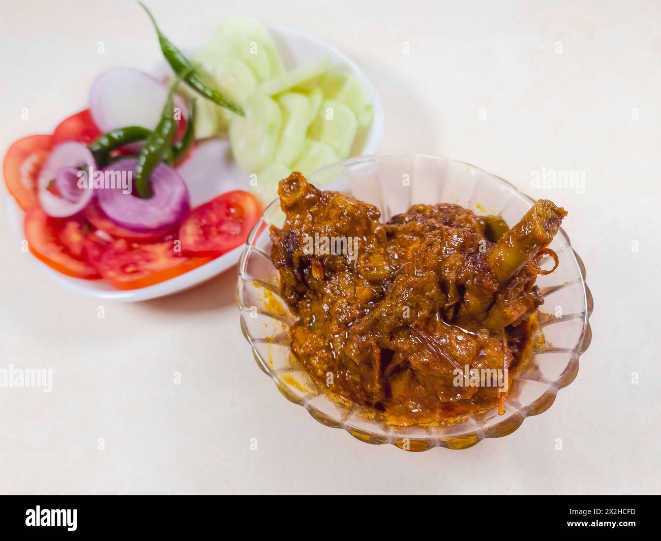 Würzige Masala mit indischem Huhn-Mandschurei-Soße, serviert mit Gemüsesalat auf weißem Hintergrund. Stockfoto