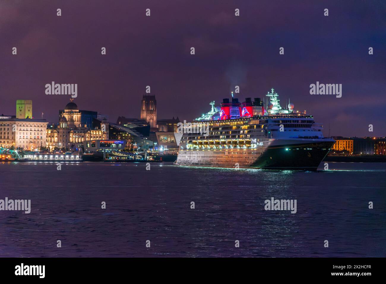 Das Disney Magic Kreuzfahrtschiff bei Nacht verlässt Liverpool mit Feuerwerk. Stockfoto