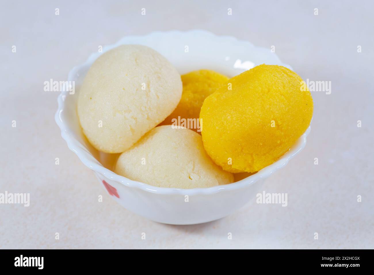 Traditionelle bengalische Süßigkeiten, darunter die berühmte Rasgulla, Rajbhog und süße Quark in Erdtöpfen. Stockfoto