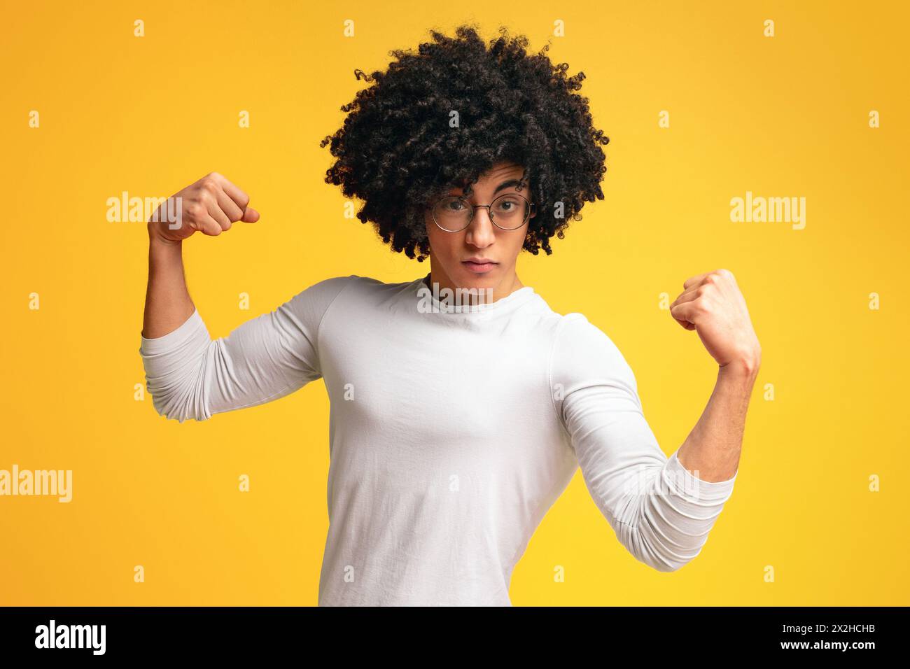 Super starken schwarzen Kerl zeigen Bizeps auf orange Hintergrund Stockfoto