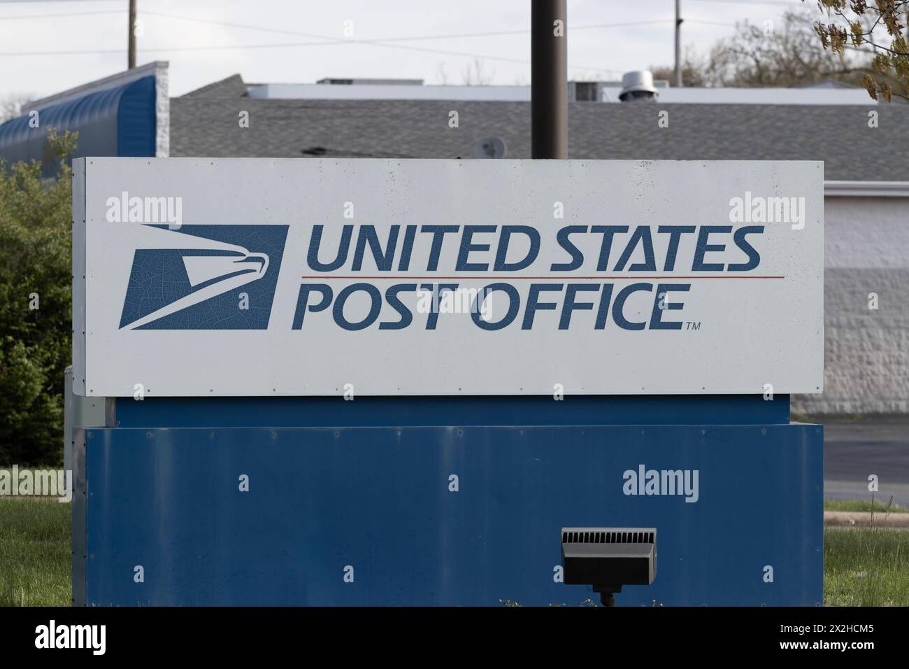 Springboro - 21. April 2024: Standort der USPS Post. Der USPS ist für die Postzustellung und den Postdienst verantwortlich. Stockfoto
