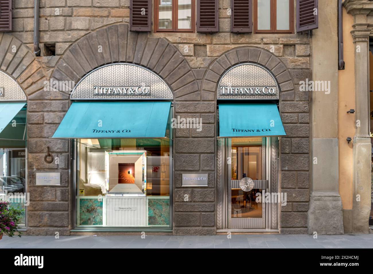 Florenz, Italien - 4. April 2024: Eingang und Ladenfront von Schmuck Tiffany Co im alten Palast Via Tornabuoni im historischen Zentrum von Florenz Stockfoto