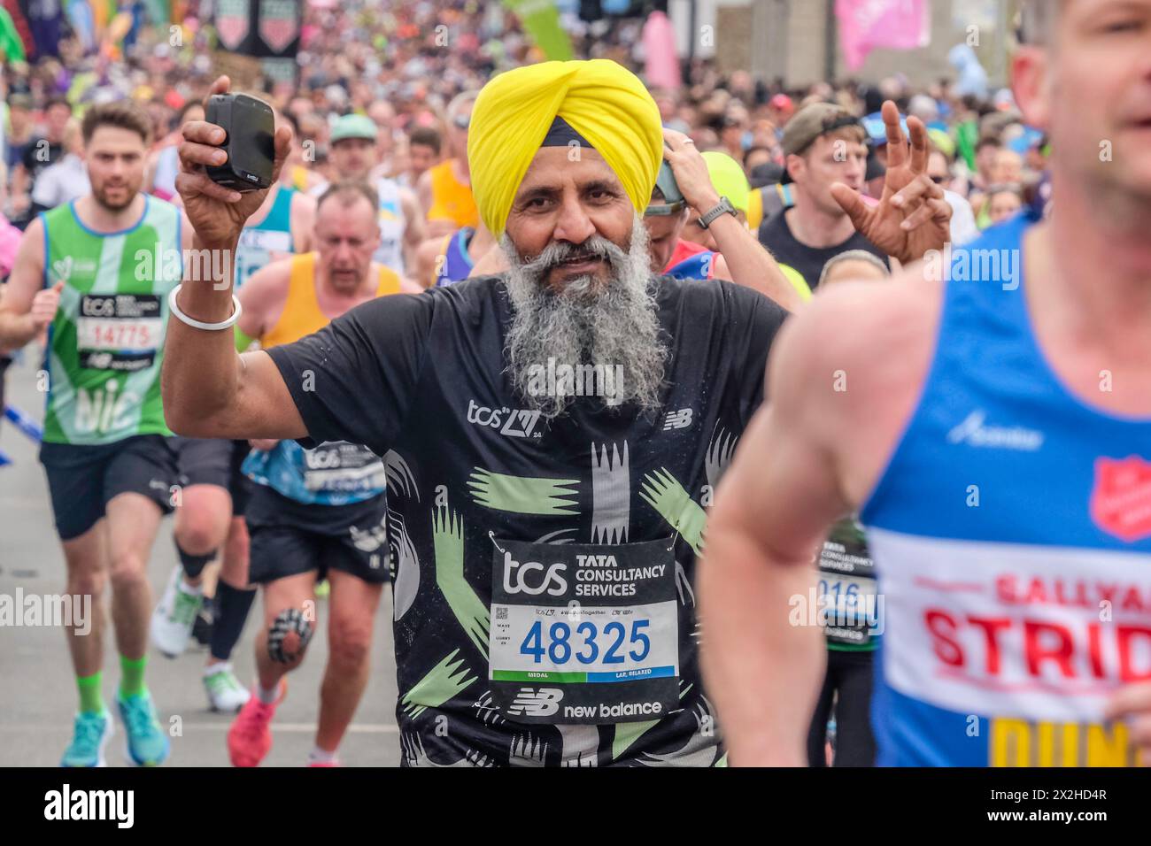 London Marathon 2024: Männlicher Sikh-Läufer auf der Strecke des London Marathon. Stockfoto
