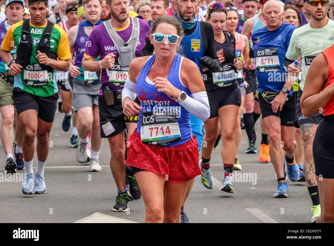 Läuferin auf der Strecke des London-Marathons 2024 Stockfoto