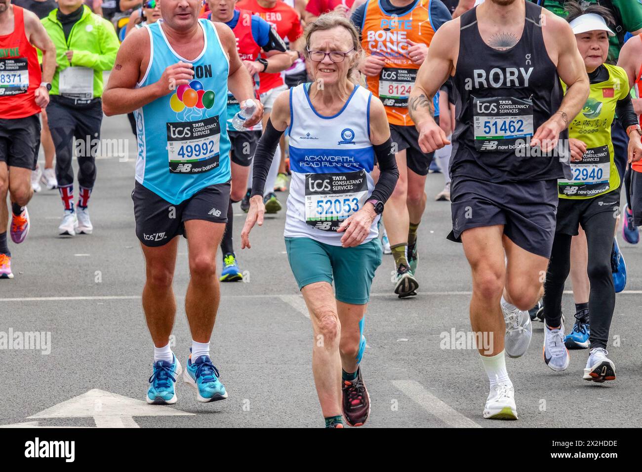 London Marathon 2024: Reife Läuferin auf der Strecke des London Marathon Stockfoto