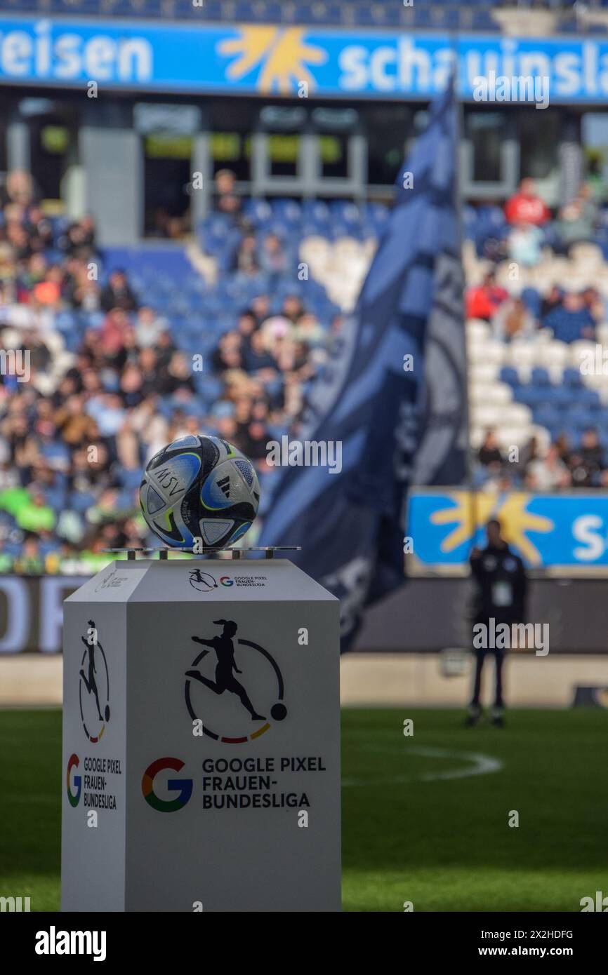 Duisburg, Deutschland. April 2024. Schauinsland Reisen Arena, 21. April 2024: Ball vor dem Google Pixel Frauen-Bundesliga Spiel zwischen MSV Duisburg und VFL Wolfsburg in der Schauinsland Reisen Arena in Duisburg. (Arne van der Ben/SPP) Credit: SPP Sport Press Photo. /Alamy Live News Stockfoto