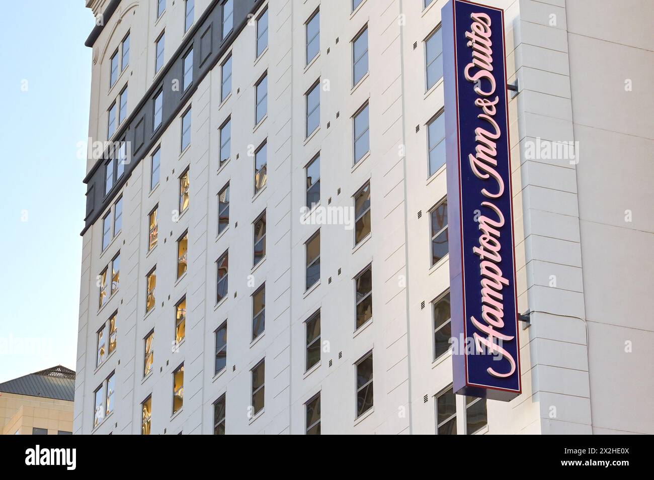 Austin, Texas, USA - 8. Februar 2023: Außenansicht des Hilton Hampton Inn and Suites in der Innenstadt von Austin. Stockfoto