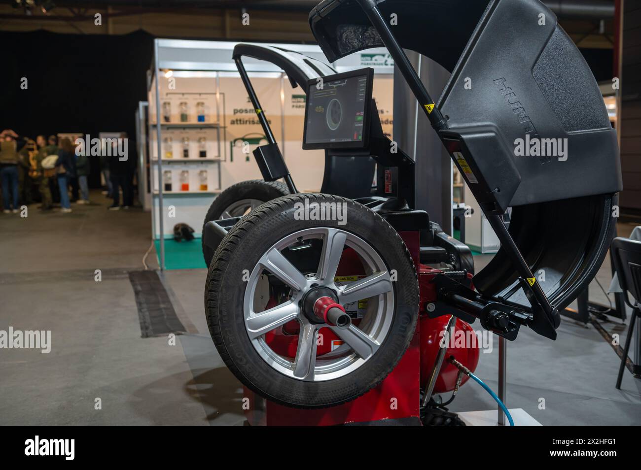 Riga, Lettland, 19. April 2024: Reifenwechsel- und Auswuchtwerkstattausrüstung auf der Fachmesse Autoreparaturtechnik Stockfoto