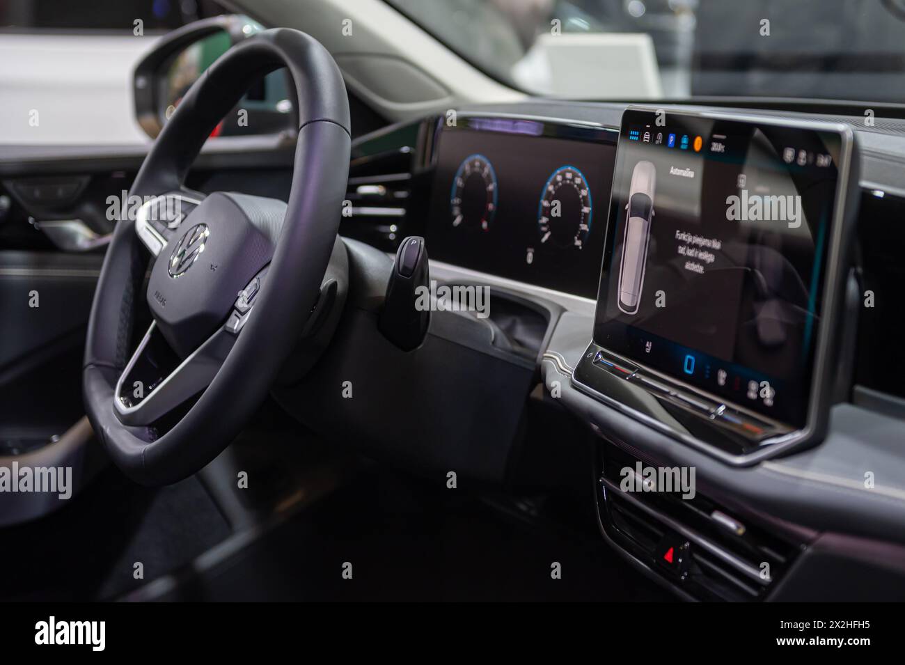 Riga, Lettland, 19. April 2024: VW Passat Innenraum, Lenkrad, Mittelkonsole, Cockpit, Armaturenbrett, Anzeige Stockfoto