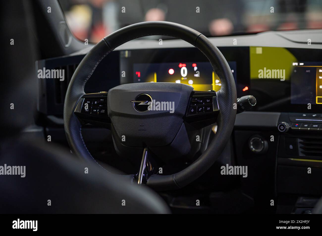 Riga, Lettland, 19. April 2024: Opel Astra Innenraum, Lenkrad, Mittelkonsole, Cockpit, Armaturenbrett, Anzeige Stockfoto