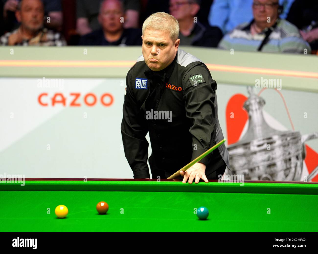 Robert Milkins im Kampf gegen Pang Junxu am dritten Tag der Cazoo World