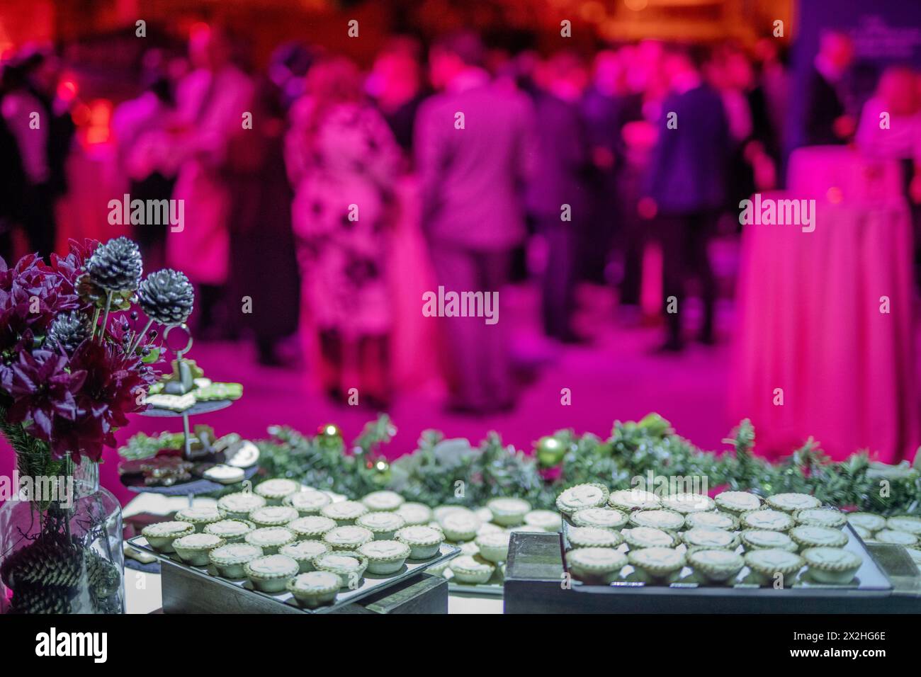 Hackkuchen bei einer Firmenveranstaltung. Fotodatum: Montag, 4. Dezember 2023. Foto: Richard Gray/Alamy Stockfoto