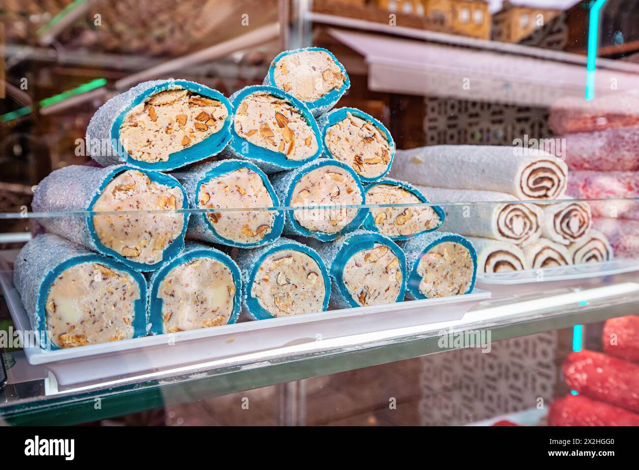 Farbenfrohe Süße türkischer Köstlichkeiten, ordentlich gestapelt auf einem Markt in Sarajevo, die seinen exotischen und köstlichen Reiz zum Ausdruck bringt. Stockfoto