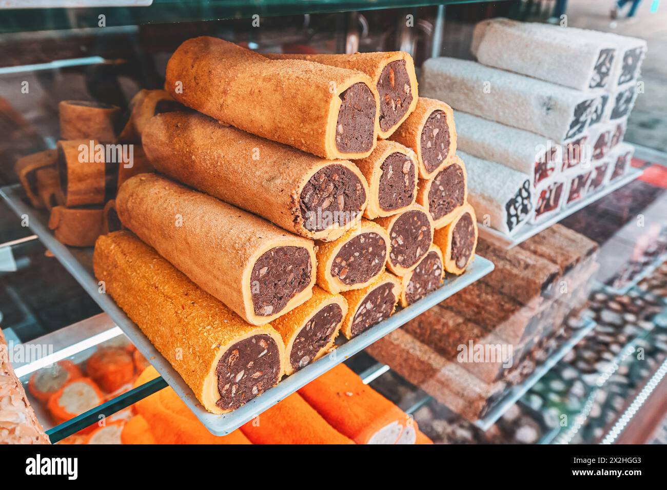 Farbenfrohe Süße türkischer Köstlichkeiten, ordentlich gestapelt auf einem Markt in Sarajevo, die seinen exotischen und köstlichen Reiz zum Ausdruck bringt. Stockfoto