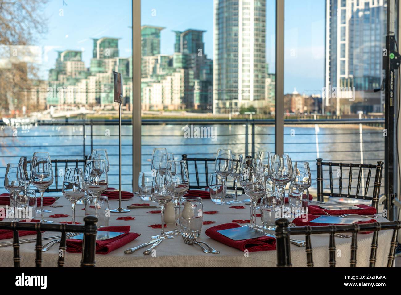 Ein Blick auf die Themse in der Nähe der Nine Elms Gegend von London vor einer Firmenfeier. Fotodatum: Samstag, 23. März 2024. Foto: Richard Gray/Alamy Stockfoto