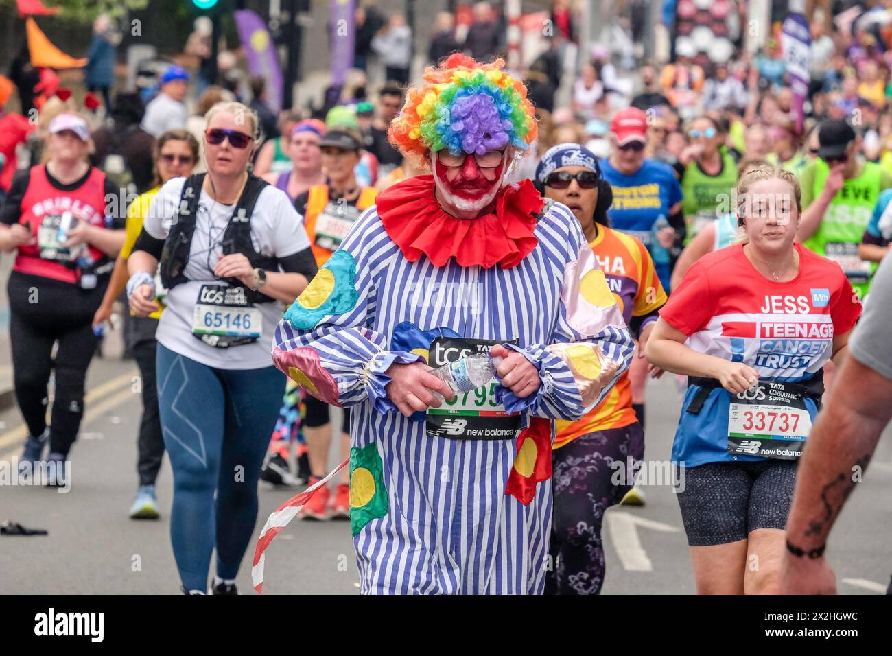 London Marathon 2024: Läufer im Clown-Kostüm auf der Route des London Marathon. Stockfoto