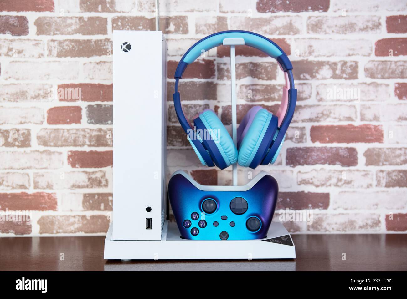 Weiße Spielekonsolen für die Xbox Series X und Xbox Series S. zum Spielen von Videospielen. Stockfoto