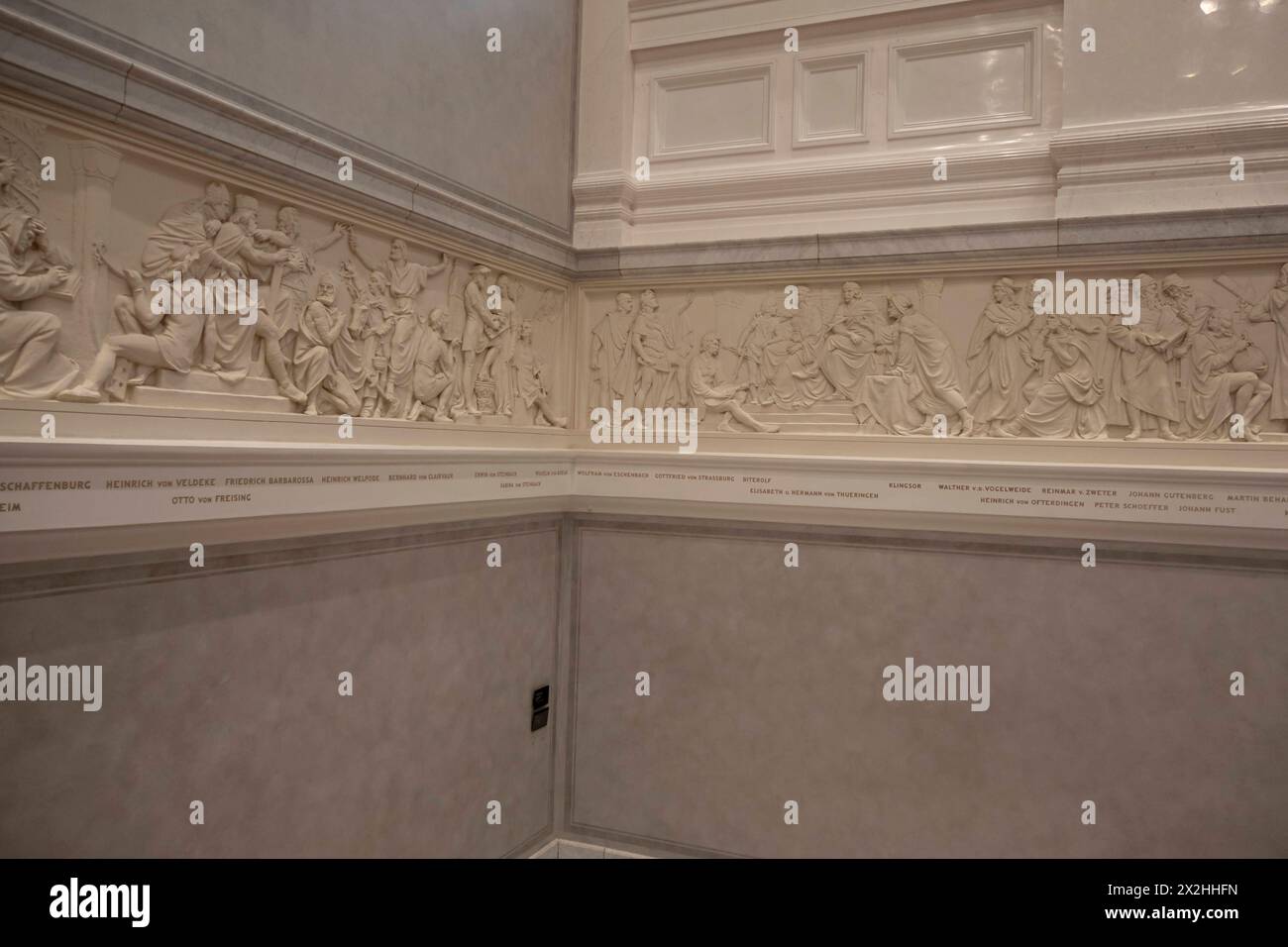 Pommes von Otto Geyer mit Darstellungen von Albrecht Duerer, Carl Friedrich Gauss, Johannes Kepler, Nikolaus Kopernikus und Gottfried Wilhelm Leibniz im Treppenhaus, im Rahmen der Sonderausstellung unendliche Landschaften vom Maler der Romantik Caspar David Friedrich, in der Alten Nationalgalerie, Querformat, am 19.04.2024 in Berlin Mitte, nur für redaktionelle Zwecke, redaktionelle Verwendung nur Alte Nationalgalerie etc. - Berlin *** Frieze von Otto Geyer mit Darstellungen von Albrecht Dürer, Carl Friedrich Gauß, Johannes Kepler, Nicolaus Kopernicus und Gottfried Wilhelm Leibniz im Treppenhaus, als Teil Stockfoto