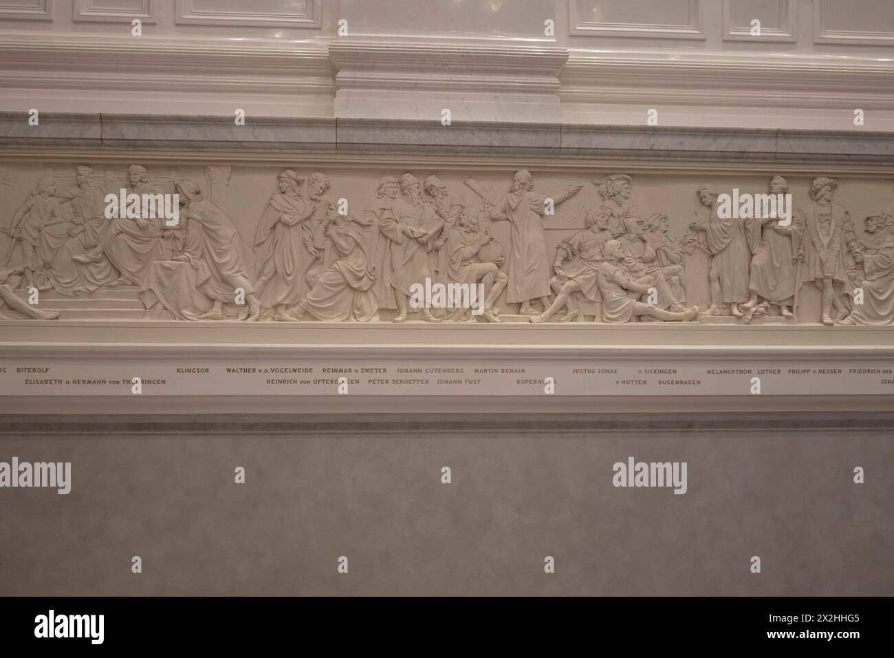 Pommes von Otto Geyer mit Darstellungen von Albrecht Duerer, Carl Friedrich Gauss, Johannes Kepler, Nikolaus Kopernikus und Gottfried Wilhelm Leibniz im Treppenhaus, im Rahmen der Sonderausstellung unendliche Landschaften vom Maler der Romantik Caspar David Friedrich, in der Alten Nationalgalerie, Querformat, am 19.04.2024 in Berlin Mitte, nur für redaktionelle Zwecke, redaktionelle Verwendung nur Alte Nationalgalerie etc. - Berlin *** Frieze von Otto Geyer mit Darstellungen von Albrecht Dürer, Carl Friedrich Gauß, Johannes Kepler, Nicolaus Kopernicus und Gottfried Wilhelm Leibniz im Treppenhaus, als Teil Stockfoto