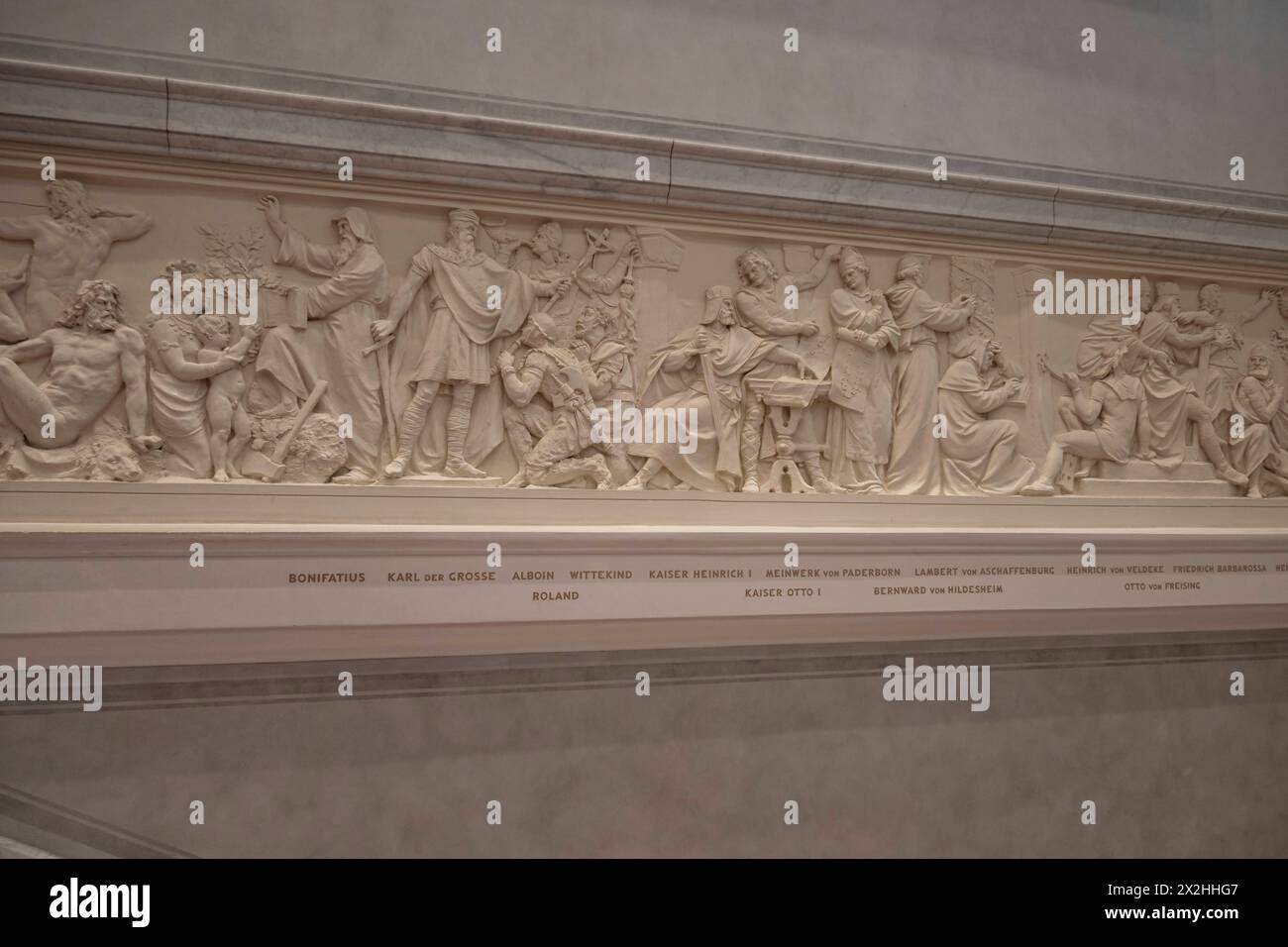 Pommes von Otto Geyer mit Darstellungen von Albrecht Duerer, Carl Friedrich Gauss, Johannes Kepler, Nikolaus Kopernikus und Gottfried Wilhelm Leibniz im Treppenhaus, im Rahmen der Sonderausstellung unendliche Landschaften vom Maler der Romantik Caspar David Friedrich, in der Alten Nationalgalerie, Querformat, am 19.04.2024 in Berlin Mitte, nur für redaktionelle Zwecke, redaktionelle Verwendung nur Alte Nationalgalerie etc. - Berlin *** Frieze von Otto Geyer mit Darstellungen von Albrecht Dürer, Carl Friedrich Gauß, Johannes Kepler, Nicolaus Kopernicus und Gottfried Wilhelm Leibniz im Treppenhaus, als Teil Stockfoto