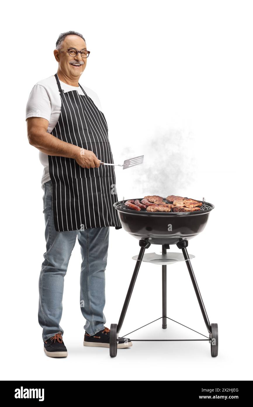 Reifer Mann, der ein Barbecue isoliert auf weißem Hintergrund macht Stockfoto