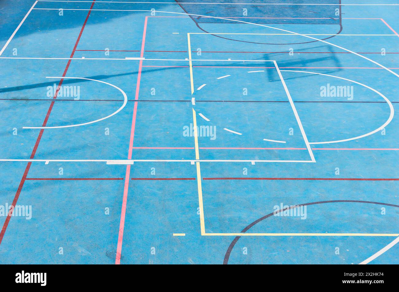 Ein Foto von einem leeren Basketballfeld Stockfoto