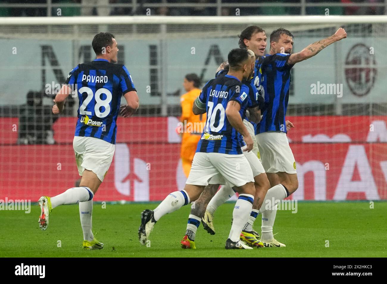 Inter Milan's Francesco Acerbi, right, celebrates after scoring his side's opening goal during a Serie A soccer match between AC Milan and Inter Milan at the San Siro stadium in Milan, Italy, Monday, April 22, 2024. (AP Photo/Luca Bruno) Stockfoto