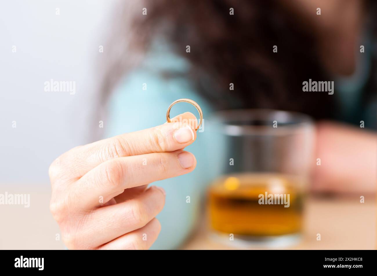 Nahaufnahme einer einzigen traurige Ehefrau nach Scheidung Klagen der Ehering in ein Haus innen halten Stockfoto
