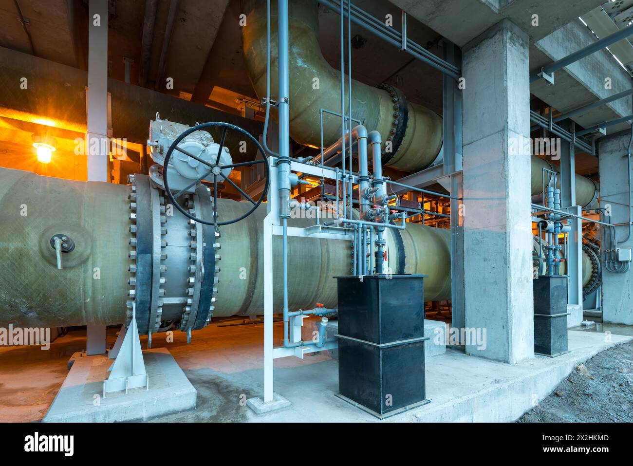 Wasserleitungen und -Pumpen in einer Umkehrosmose-Entsalzungsanlage. Stockfoto