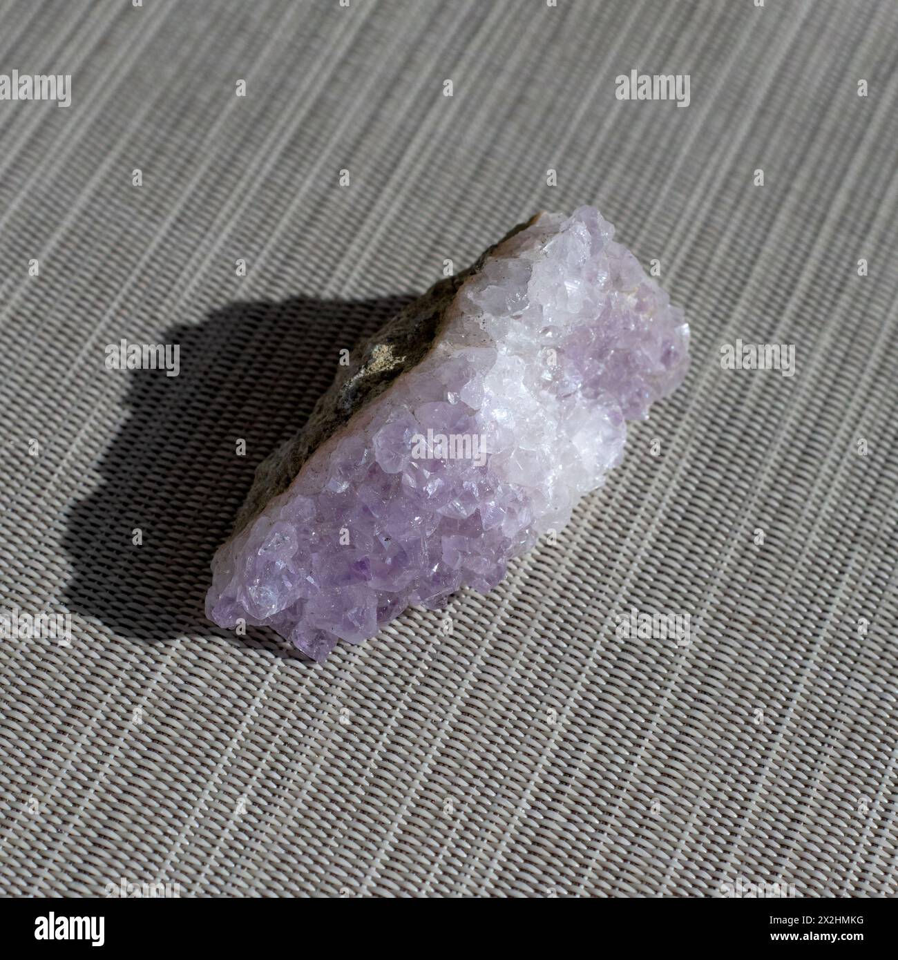 Set aus verschiedenen Amethyst-Naturmineralsteinen und Edelsteinen auf grauem Papierhintergrund, Draufsicht Stockfoto
