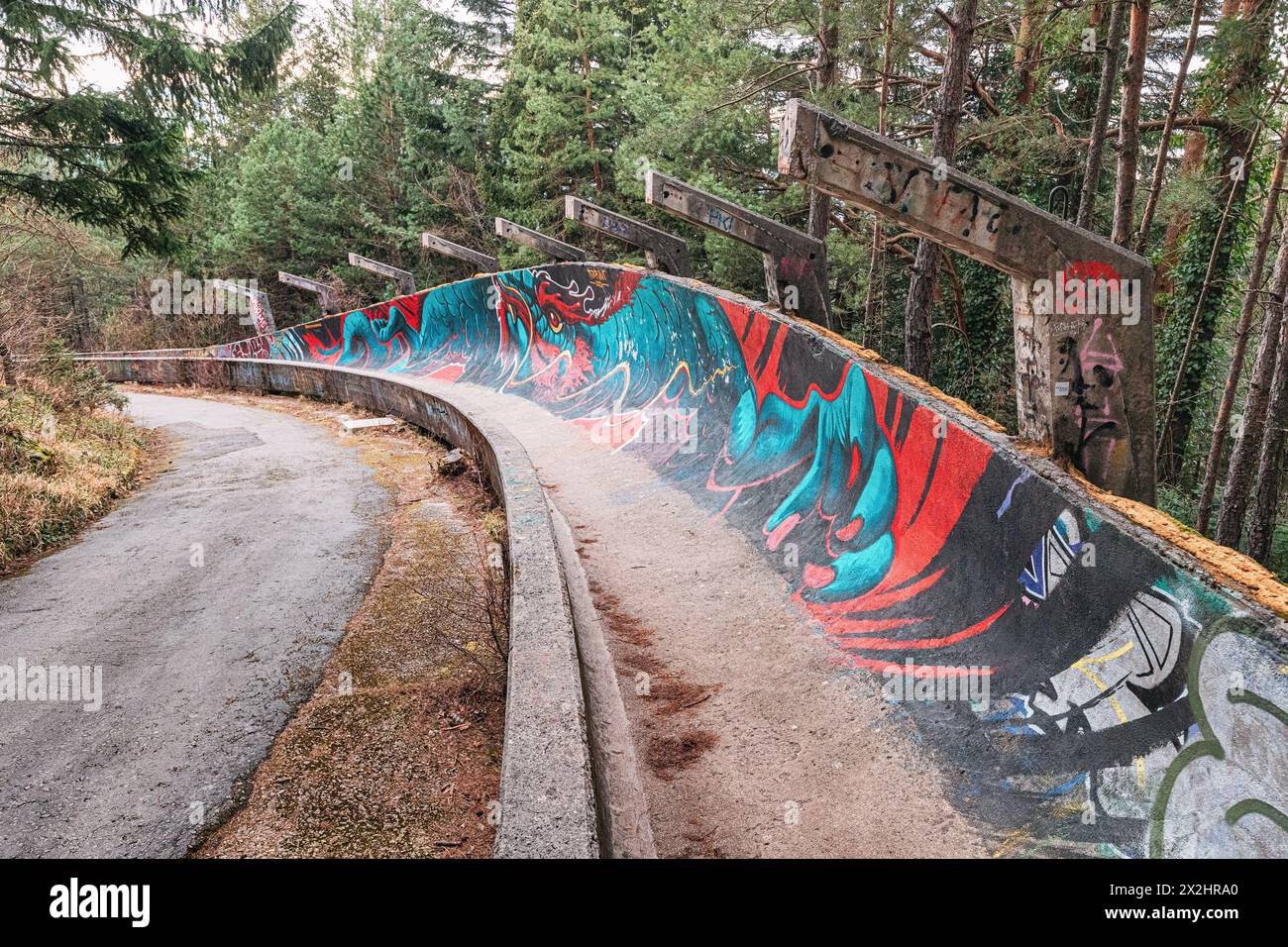 15. März 2024, Sarajevo, Bosnien und Herzegowina: Graffiti schmücken die Ruinen der Olympischen Winterspiele 1984 und verleihen ITS einen künstlerischen Touch Stockfoto