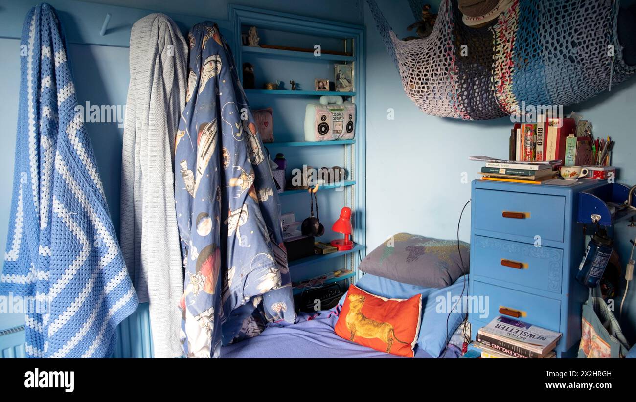 Das Paar älterer Person schrullig aufgeräumtes blaues Schlafzimmer im Heim London England Großbritannien Großbritannien KATHY DEWITT Stockfoto