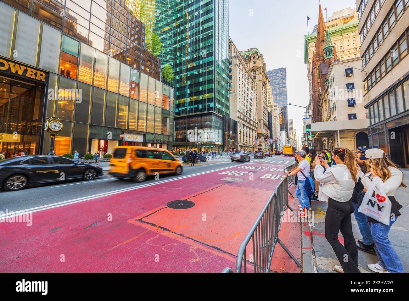 Wunderschöner Blick auf die pulsierende Straßenszene vor dem Trump Tower an der 5th Avenue von New York, die das Wesen des städtischen Lebens mit Fußgängern und einfängt Stockfoto