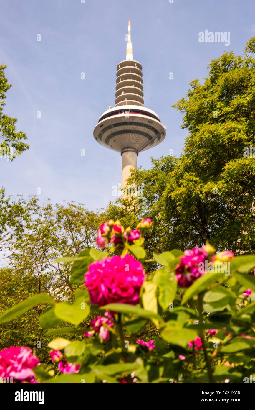 Blick auf einen Fernsehturm, modernen Funkturm tagsüber in Frankfurt am Main, Hessen Deutschland Stockfoto