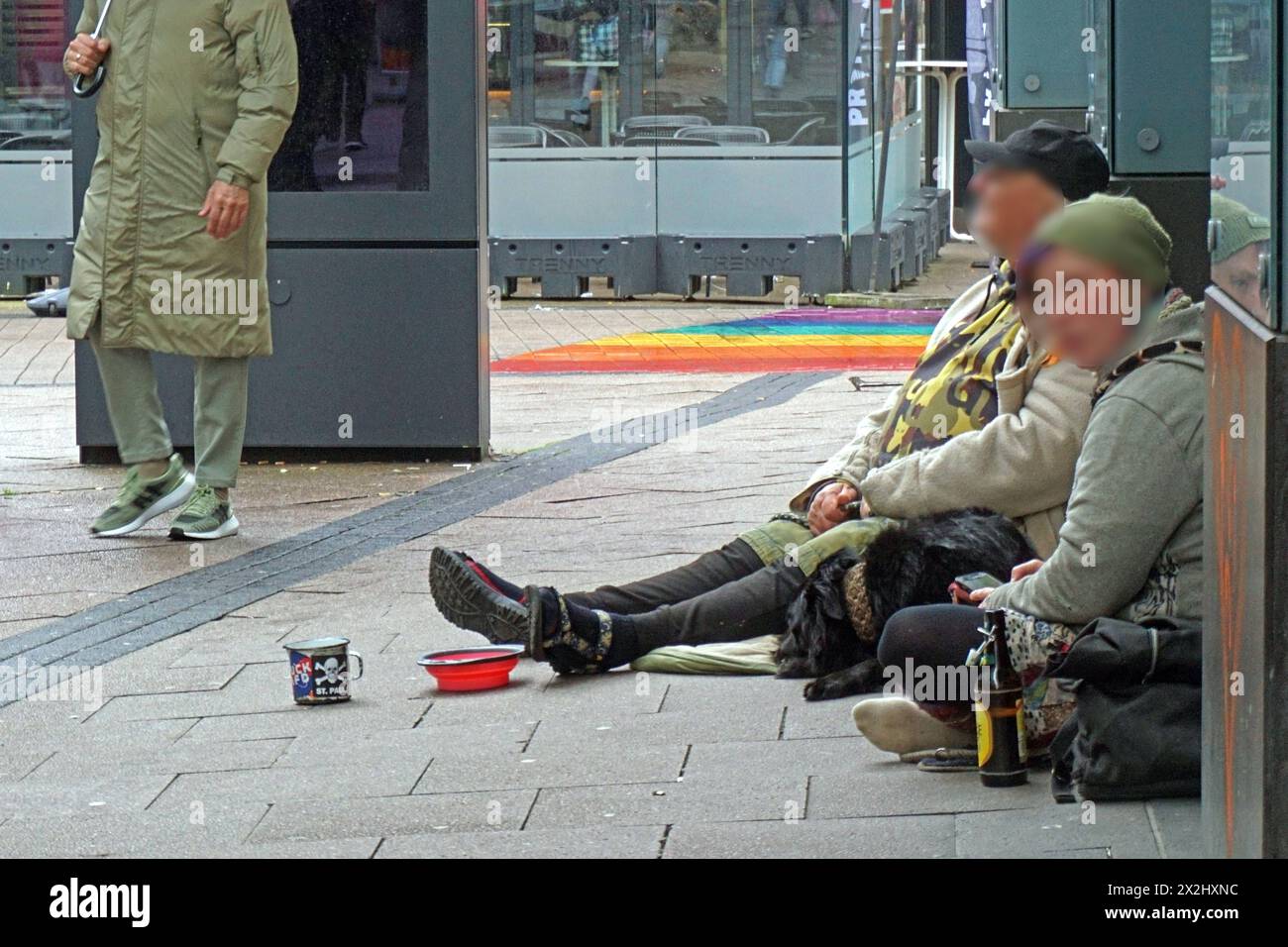 Armutsschicksale in Deutschland Obdachlose Personen sitzen auf dem Boden einer Einkaufsstraße und Bitten um ein Almosen *** Schicksal der Armut in Deutschland Obdachlose sitzen auf dem Boden einer Einkaufsstraße und bitten um ein Handout Stockfoto
