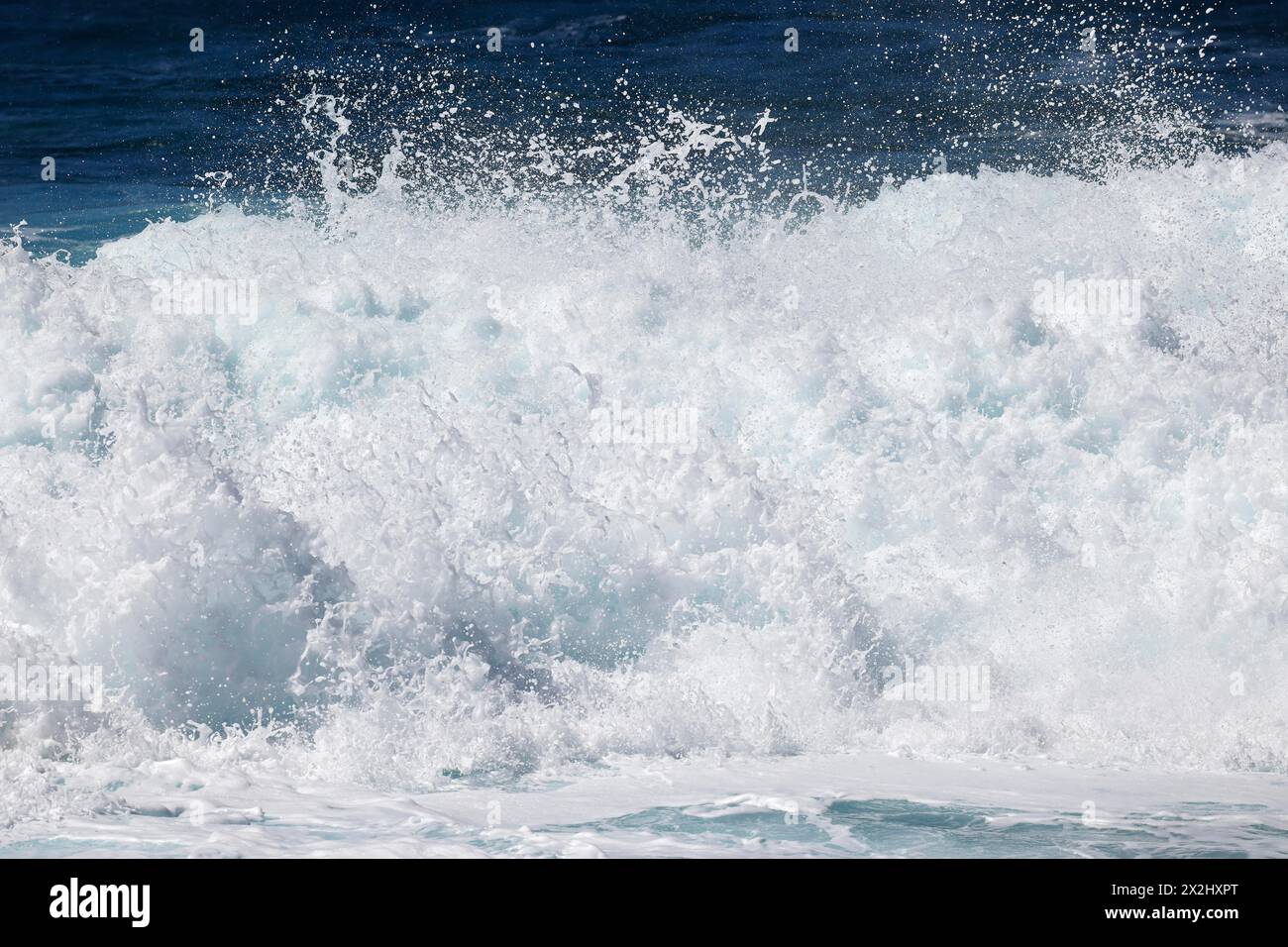 Roaring Surf, Wellen, Surfwellen, Seesurf, Spray, Atlantik, Agaete, Gran Canaria, Kanarische Inseln, Spanien Stockfoto