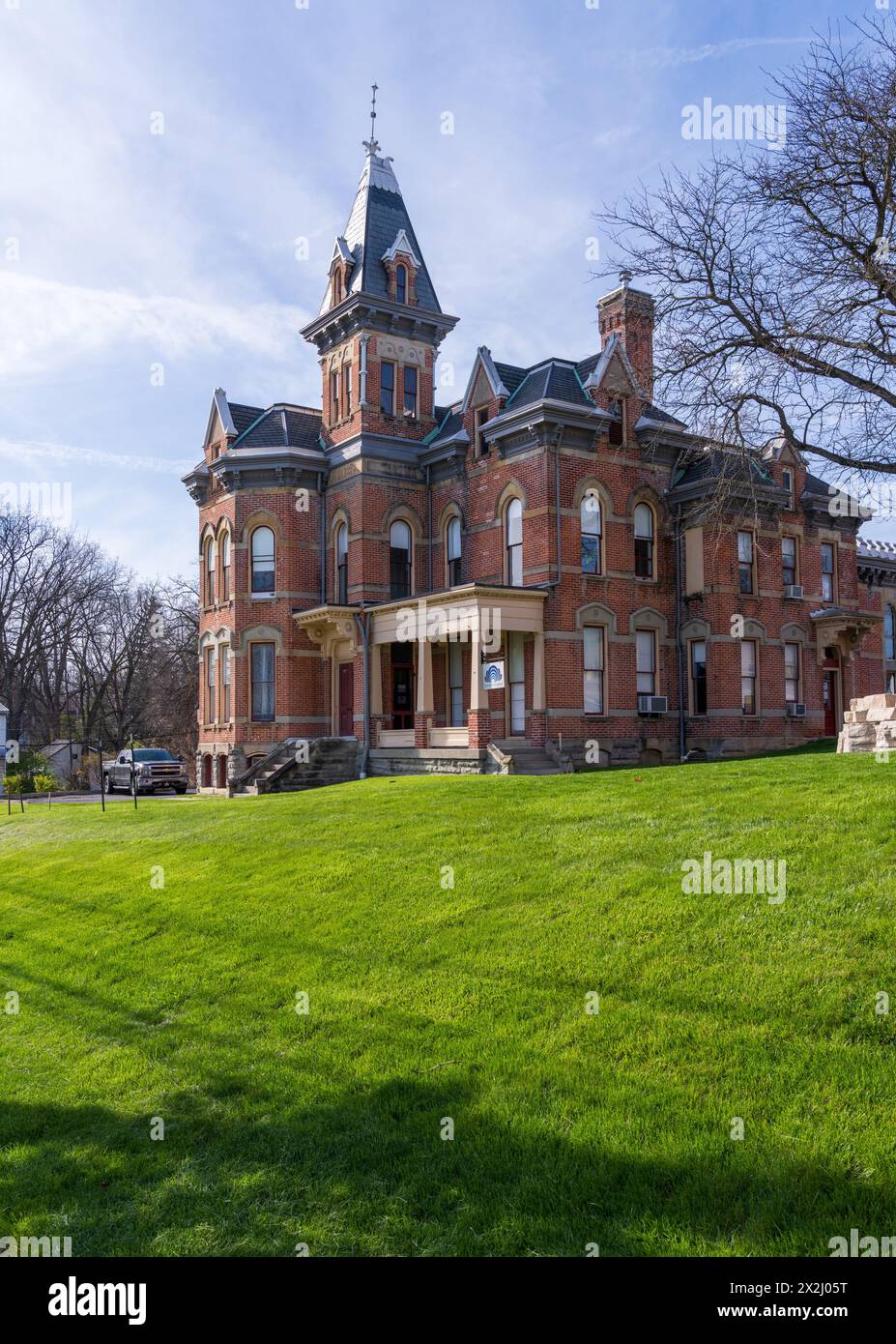 Delaware, Ohio - 8. April 2024: Fassade des historischen Delaware County Sheriffs House aus dem Jahr 1878 und Stadtgefängnis an der West Central Avenue Stockfoto