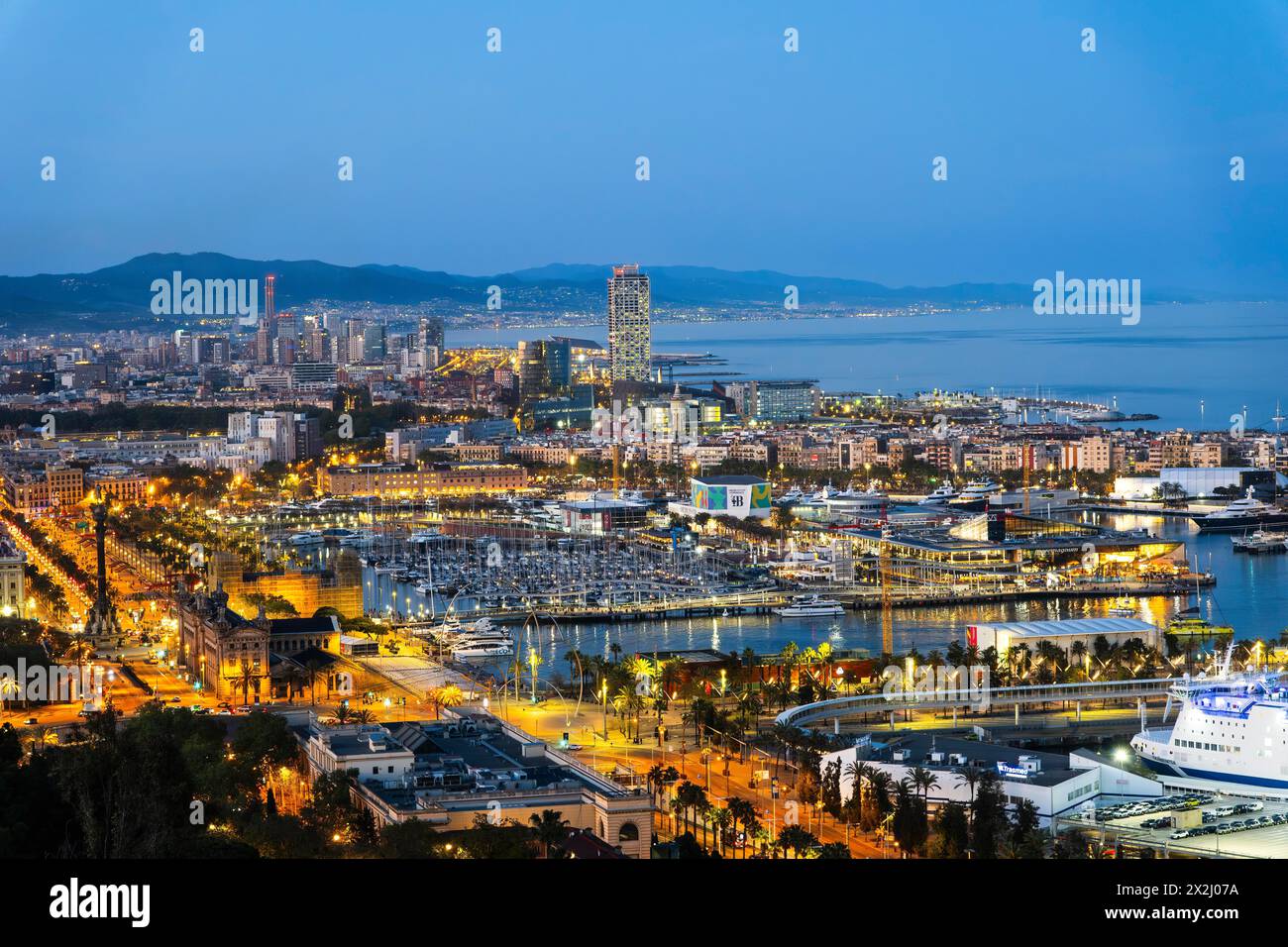 Blick auf den alten Hafen und die Stadt Barcelona bei Nacht, Barcelona, Spanien Stockfoto