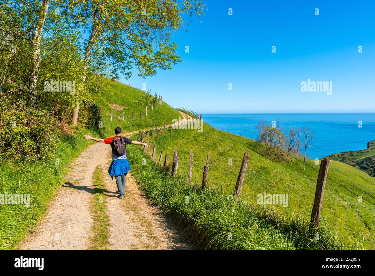 Eine männliche Touristenwanderung auf dem Aufstieg zum Flysch von Zumaia, Gipuzkoa. Baskenland Stockfoto