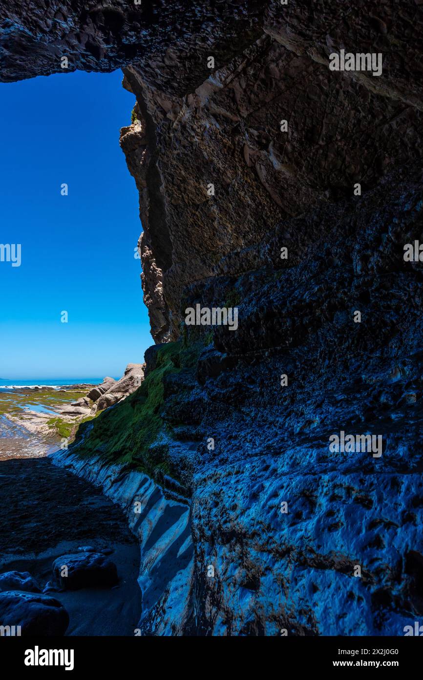 Meereshöhle in Algorri Bucht an der Küste in der Zumaia Flysch ohne Menschen, Gipuzkoa. Baskenland Stockfoto