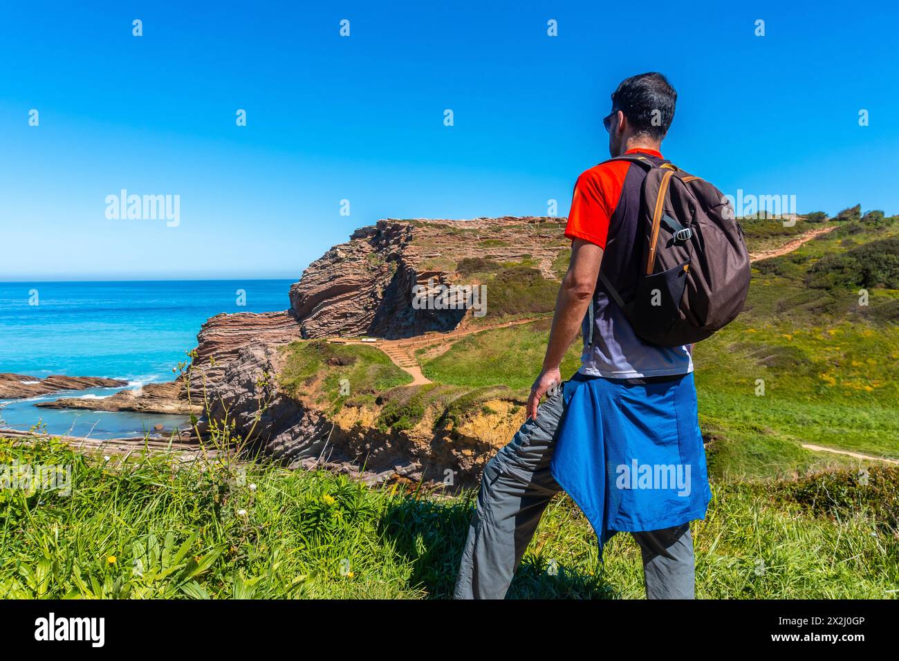 Ein Wanderer auf einem Küstenweg in der Bucht von Algorri des Flyschs Zumaia, Gipuzkoa. Baskenland Stockfoto