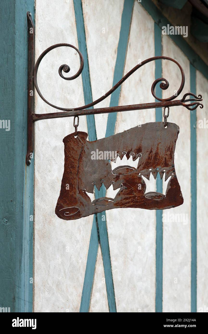 Altes Nasenzeichen eines ehemaligen drei-Kronen-gasthauses, auf einem Fachwerkhaus, Langeais, Frankreich Stockfoto