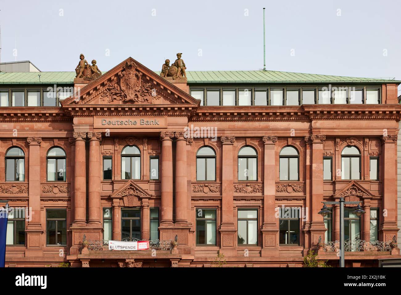 Deutsche Bank in einem historischen Gebäude, entworfen von Wilhelm Martens am Domshof in Bremen, Hansestadt, Bundesland Bremen Stockfoto