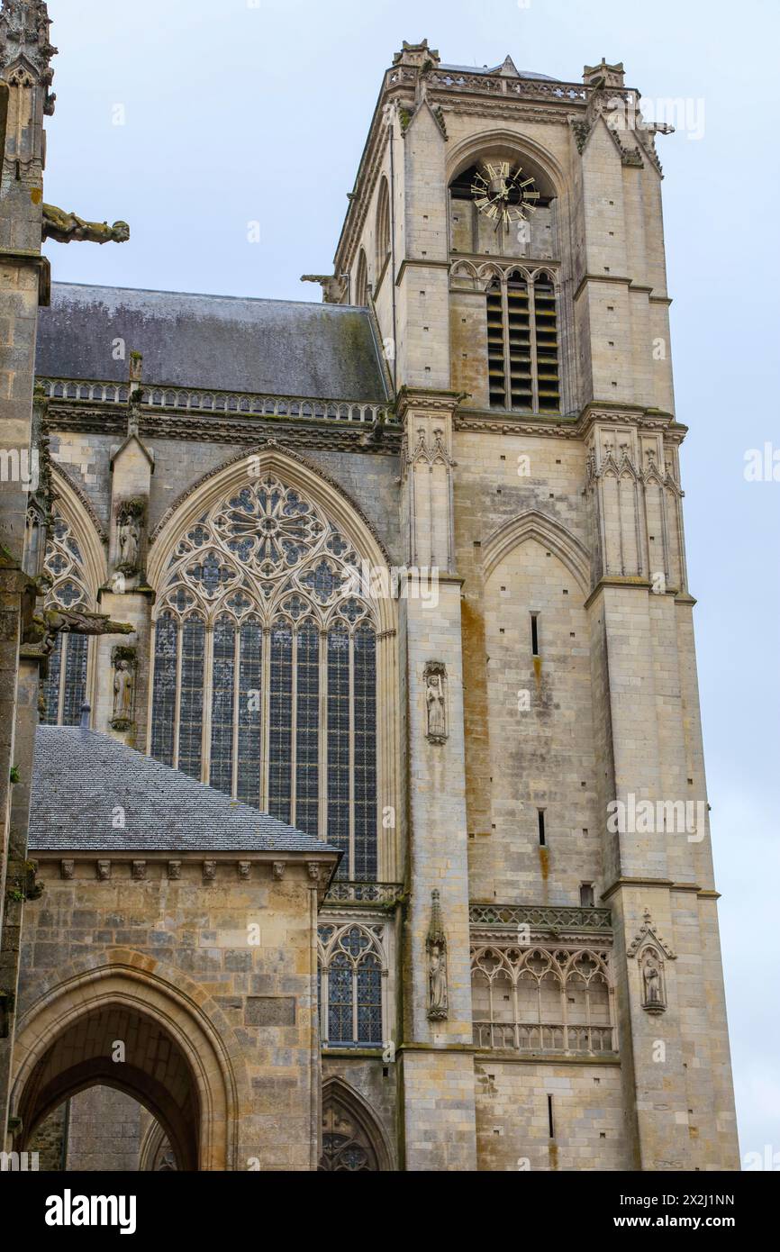 Tour du Cavalier Kirchturm und Porche königliches Seitenportal, romanisch-gotische Kathedrale Saint-Julien du Mans, Le Mans, Departement Sarthe, Pays de la Stockfoto