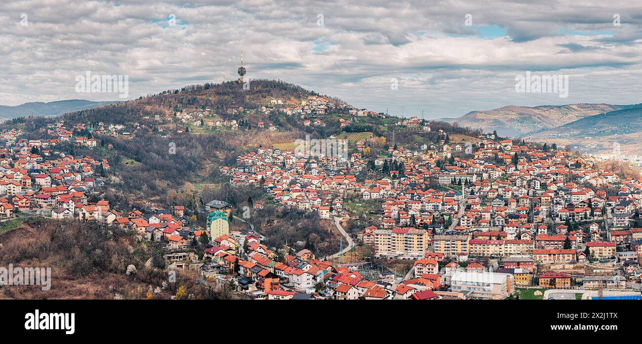 Sarajevos berühmte Wahrzeichen und historische Stätten, von oben gesehen, zeigen das reiche kulturelle Erbe und die architektonische Vielfalt der Hauptstadt. Stockfoto